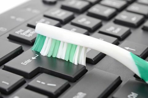टूथब्रश सफाई कीबोर्ड