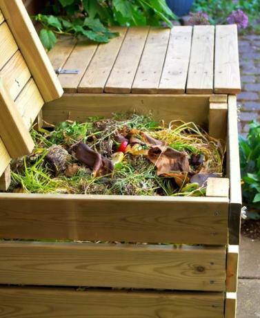 सब्जी रसोई और बगीचे के कचरे के लिए लकड़ी से बने खाद के डिब्बे कैसे बनाएं