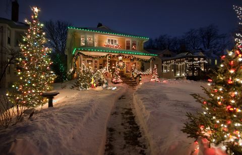 क्रिसमस की रोशनी के साथ पुराना ऐतिहासिक घर