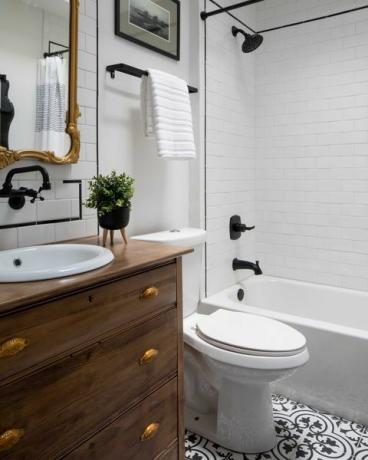 सफेद बाथरूम, लकड़ी के सिंक और दराज, काले नल और विवरण
