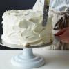 इस सादे सफेद केक के अंदर एक उत्सव आश्चर्य है!