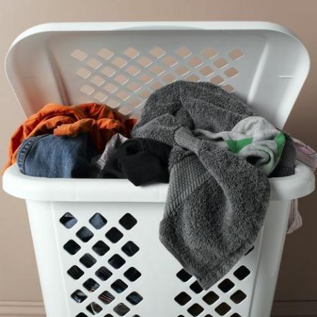 कपड़े धोने की टोकरी धुलाई, क्लोज-अप से भरी