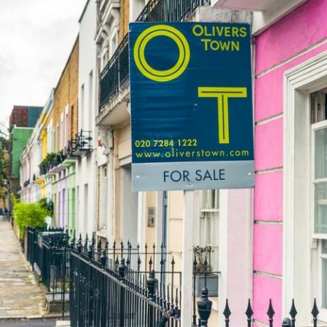 कैमडेन, लंदन में रंगीन सड़क पर बिक्री के लिए घर