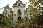 6,500 लोग फ्रांस में 13 वीं शताब्दी के महल को तोड़कर खरीद लेते हैं