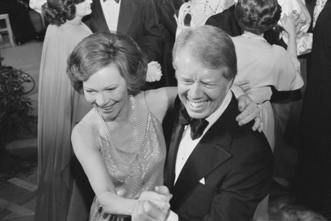 अमेरिकी राष्ट्रपति जिमी कार्टर और प्रथम महिला रोज़ालिन कार्टर व्हाइट हाउस कांग्रेस की गेंद, वाशिंगटन में नृत्य करते हैं
