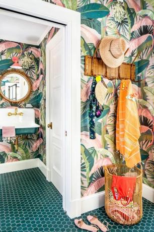 उष्णकटिबंधीय डिजाइन के साथ चार्लोट लुकास बाथरूम
