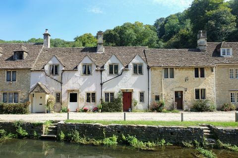 ब्रिटेन में गर्मियों की धूप के तहत bibury गांव में सुंदर घर