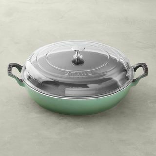 Staub Enameled कास्ट आयरन सब कुछ पैन 3 1/2-Qt।