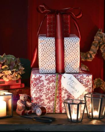 इस सीजन की सबसे खूबसूरत क्रिसमस योजनाएं आपके घर को देने के समय की शैली के साथ बदल देंगी सुंदर हाथ मुद्रित कागज में लिपटे और भव्य रिबन के साथ बंधे उपहार देने के लिए अद्भुत हैं और पाना