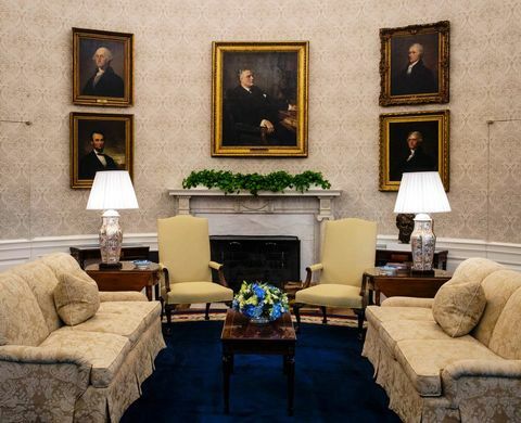 राष्ट्रपति जोए बिडेन का अंडाकार कार्यालय, डोनाल्ड ट्रम्प और काउच द्वारा चयनित वॉलपेपर की विशेषता, जो पहली बार यहां जॉर्ज वॉश द्वारा प्रदर्शित किए गए थे
