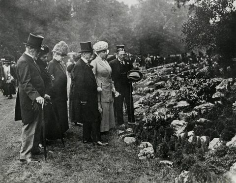 चेल्सी फ्लावर शो में समूह के साथ क्वीन मैरी। दिनांक 1913।
