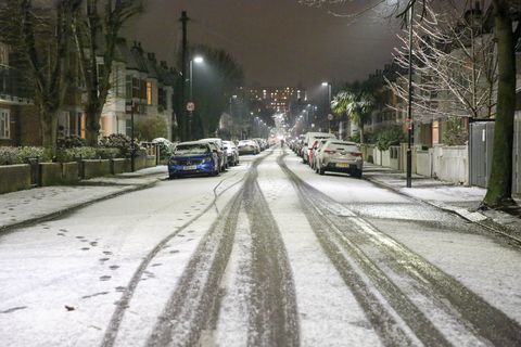 उत्तर लंदन में बर्फ से ढकी एक सड़क देखी ...