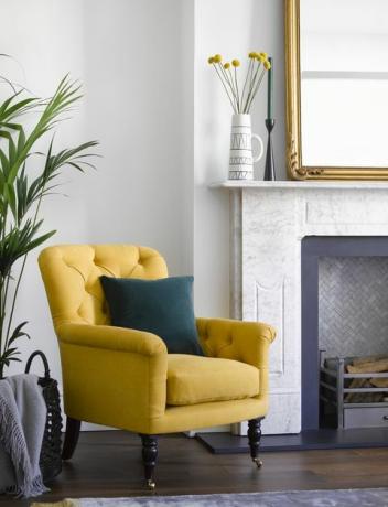 लिविंग रूम के नुक्कड़ में एलकोव विचार, सरसों पीले रंग की कुर्सी