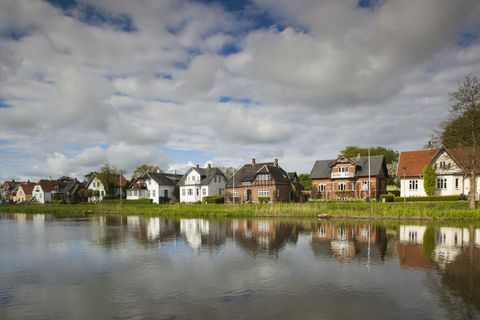 Ribe River, Ribe, Jutland, डेनमार्क से देखे गए टाउनस्केप