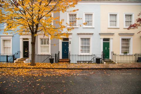 लंदन के शहर में जमीन पर पतझड़ के साथ एक पेड़ के बिना पस्टेल रंग के साथ हिल पड़ोस के घरों में अच्छी रचना के साथ नोटिंग और एक पेड़। यूनाइटेड किंगडम, यूरोप।