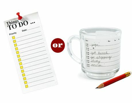लिखने और पेंसिल के साथ सूची और मग करने के लिए