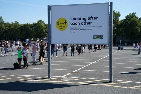 ikea फिर से कोरलैंड और उत्तरी आयरलैंड में कोरोनवायरस लॉकडाउन के रूप में स्टोर खोल देता है