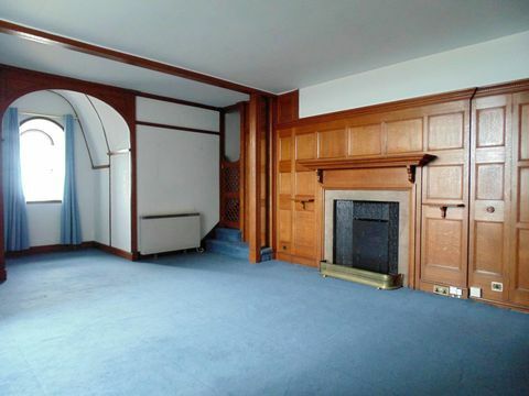 बम्बुरघ कैसल डुप्लेक्स अपार्टमेंट में लकड़ी के पैनल वाले बेडरूम - Savills