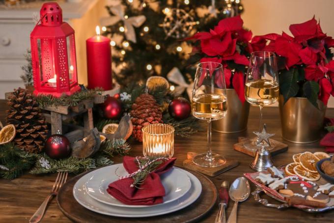 सफ़ेद वाइन के साथ उत्सवपूर्ण क्रिसमस डिनर टेबल